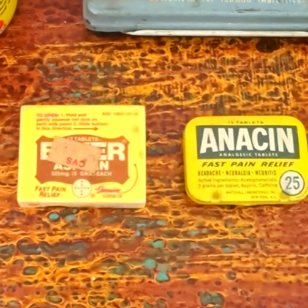 Vintage Collectible Lot with Various Items - Picture 2 of 9